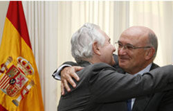 Abogacía y Judicatura establecen un feed-back Carlos Carnicer y Carlos Dívar dándose un abrazo.