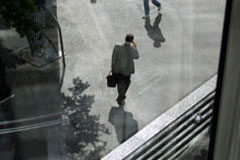 Arrogancia del abogado y marketing jurídico Persona caminando