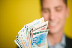 Los cuestionados honorarios de los abogados penalistas Un chico mostrando unos billetes.