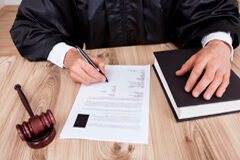 ¿Cómo podemos mejorar la nota de prueba para la audiencia previa? Abogado realizando una prueba