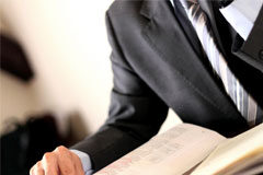 Estudia: el derecho se transforma constantemente Abogado con un libro