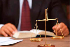 Profesionales del sector debaten sobre cuestiones de actualidad relacionadas con la Ley de Contratos del Sector Público un abogado consultando un libro