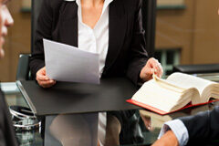 El cliente y la capacidad técnica del abogado Persona con libros