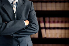 “Abogados Sin Toga” se manifiestan en contra del examen nacional de acceso al ejercicio de la Abogacía Persona de trabaje con libros detrás
