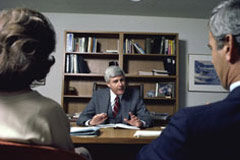 ¿Acuerdos prematrimoniales: se pueden prevenir los efectos de un divorcio? Pareja hablando con un abogado.