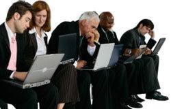 La generación de “valor” en los despachos de abogados Unos abogados sentados concentrados en el contenido de su portátil.