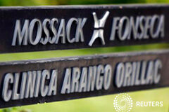 ¿Es la transparencia la solución a los Papeles de Panamá? Letrero con una lista de compañías entre las que figura el bufete de abogados Mossack Fonseca, en un edificio de Ciudad de Panamá, el 3 de abril de 2016