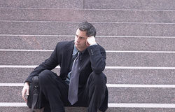 El juez puede “suplir” a un consumidor en su derecho al desistimiento Abogado con actitud pesimista