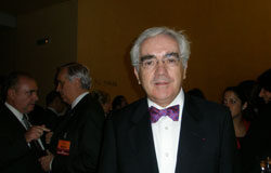 Abogados de los cuatro puntos cardinales se reúnen en Sevilla Juan Antonio Cremades, ayer, en la inauguración del Congreso