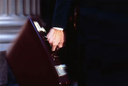 Un abogado cun un maletin