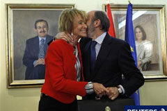 Los nuevos miembros del Gobierno toman posesión del cargo Saludo entre la vicepresidenta saliente, María Teresa Fernández de la Vega y su sucesor y ministro del Interior, Alfredo Pérez Rubalcaba, en el traspado de carteras en el Palacio de La Moncloa el 21 de octubre.