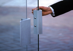 Abriendo una puerta de cristal Abriendo una puerta de cristal