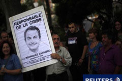 La abstención, el rival a batir para los socialistas el 22-M Un manifestante sujeta una pancarta con la cara del presidente del Gobierno, José Luis Rodríguez Zapatero, durnate una manifestación que pedía "Democracia Real, Ya! en Málaga, el 15 de mayo de 2011.