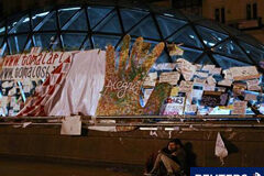 La acampada del 15-M seguirá en la Puerta del Sol dos manifestantes en la Puerta del Sol de Madrid, el 3 de mayo de 2011.