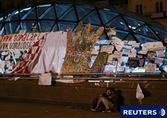 dos manifestantes en la Puerta del Sol de Madrid, el 3 de mayo de 2011.