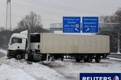 La siniestralidad en las carreteras cae un 9,1% en 2010 Un camión que se ha salido de la carretera.