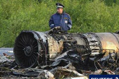 Al menos 44 muertos en un accidente de avión en Rusia Un policía junto los restos del avión accidentado en las afueras de Petrozavodsk, el 21 de junio de 2011.