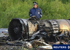 Un policía junto los restos del avión accidentado en las afueras de Petrozavodsk, el 21 de junio de 2011.