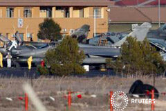El accidente del F-16 en Albacete se debió a una avería Varias personas con trajes protectores inspeccionan el lugar del accidente en la base aérea de Los Llanos, Albacete, el 27 de enero de 2015