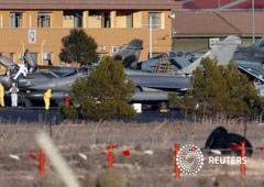 Varias personas con trajes protectores inspeccionan el lugar del accidente en la base aérea de Los Llanos, Albacete, el 27 de enero de 2015