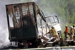 Muchos muertos al incendiarse un autobús tras un choque en Alemania Los bomberos trabajando en el lugar del choque cerca de Muenchberg, Alemania, el 3 de julio de 2017