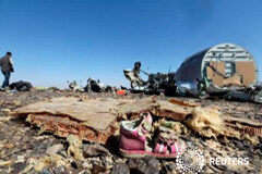 El avión ruso podría haberse partido en el aire, según un oficial Un zapato infantil entre los restos del avión siniestrado, en la zona de Hasana, al norte de Egipto, el 1 de noviembre de 2015