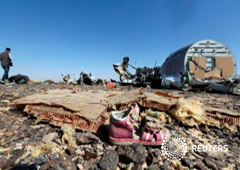 Un zapato infantil entre los restos del avión siniestrado, en la zona de Hasana, al norte de Egipto, el 1 de noviembre de 2015
