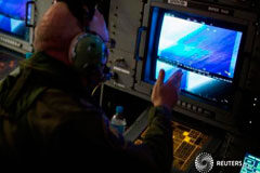 Un barco australiano divisa posibles restos del avión malasio desaparecido Un tripulante del AP-3C Orion mira a la pantalla durante la búsqueda del avión el 24 de marzo de 2014