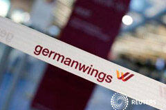 Un avión de Germanwings con origen en Barcelona se estrella en Francia El logo de Germanwings en el aeropuerto de Berlín en 12 de febrero de 2015