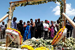 Las cajas negras de Ethiopian Airlines muestran similitudes con las de Lion Air Trabajadores de la ONU recuerdan a sus colegas fallecidos en el accidente del vuelo 302 de Ethiopian Airlines en el lugar de la tragedia, en Bishoftu, cerca de Adís Abeba, Etiopía. 15 marzo 2019