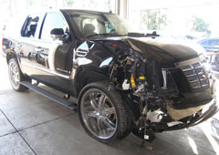 Un coche destrozado tras un accidente.