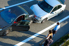 Accidente de tráfico de camino o a la vuelta del trabajo: ¿accidente laboral? Accidente entre dos coches