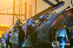 Un tren de Amtrak descarrila en Filadelfia, deja al menos 5 muertos Un equipo de rescate entra en el tren accidentado en busca de víctimas en Filadelfia el 12 de mayo de 2015
