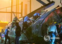Un equipo de rescate entra en el tren accidentado en busca de víctimas en Filadelfia el 12 de mayo de 2015