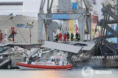 Tres muertos al chocar un barco contra el puerto en Génova La torre de control derrumbada en el puerto de Génova, el 8 de mayo de 2013