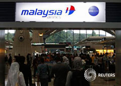 Pasajeros haciendo cola en los mostradores de Malaysia Airlines en Kuala Lumpur el pasado 9 de marzo de 2014