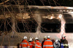 Siete muertos al chocar un tren de cercanías con un coche en Nueva York Un equipo de rescate delante del vagón quemado del tren de cercanías de Nueva York el 3 de febrero de 2015