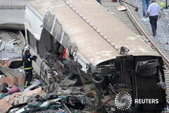 Los presidentes de RENFE y ADIF van al Congreso por el accidente de tren Miembros de los equipos de rescate entre los restos de uno de los vagones del tren siniestrado, en Santiago de Compostela, el 25 de julio de 2013