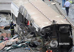 Miembros de los equipos de rescate entre los restos de uno de los vagones del tren siniestrado, en Santiago de Compostela, el 25 de julio de 2013