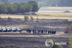 Archivada la causa penal por el accidente de Spanair Efectivos de la guardia civil española patrullan por una zona donde se estrelló el avión
