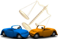 ¿Como reclamar un accidente de tráfico? Dos coches chocando y una balanza de la justicia por detrás