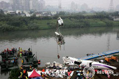 La cifra de muertos por el accidente de avión de TransAsia en Taiwán sube a 31 Se ven restos del avión del vuelo GE235 el 5 de febrero de 2015