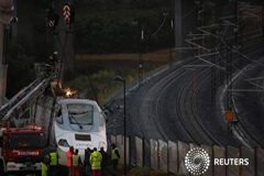 El fiscal pide declarar complejas las actuaciones para tener 18 meses para seguir con la instrucción del caso Alvia Varios trabajadores con la locomotora del tren que descarriló, el 28 de julio de 2013