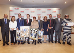 La presidenta de ACIJUR, Patricia Rosety, junto con los premiados y las autoridades que hicieron entrega (FOTO: ACIJUR)