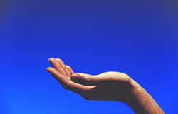 Un procedimiento de asilo único y más equilibrado Mano extendida sobre fondo azul