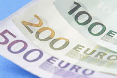 Compraventa de unidad productiva en concurso de acreedores en liquidación. Subrogación de créditos por el adquirente 3 billetes de 100, 200 y 500 euros.