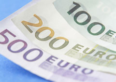 3 billetes de 100, 200 y 500 euros.