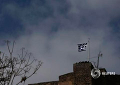 La bandera de Grecia ondeando en la Acropolis en Atenas el 9 de marzo de 2015