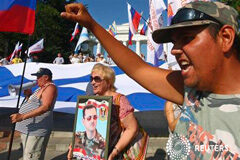 Asad dice que Siria se defenderá frente a cualquier agresión Un activista antiOTAN con un retrato de Asad en Sevastopol el 29 de agosto de 2013