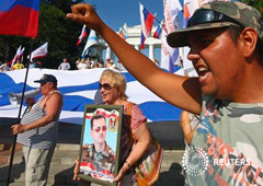 Un activista antiOTAN con un retrato de Asad en Sevastopol el 29 de agosto de 2013
